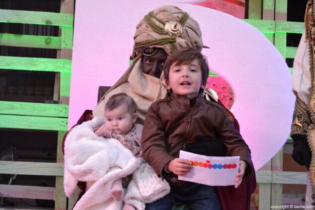 21 visita de los carteros reales a denia hermanos con el cartero real