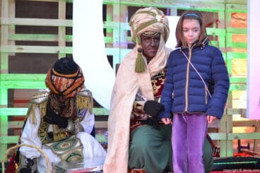 Visita de los Carteros Reales a Dénia – una nena con el cartero