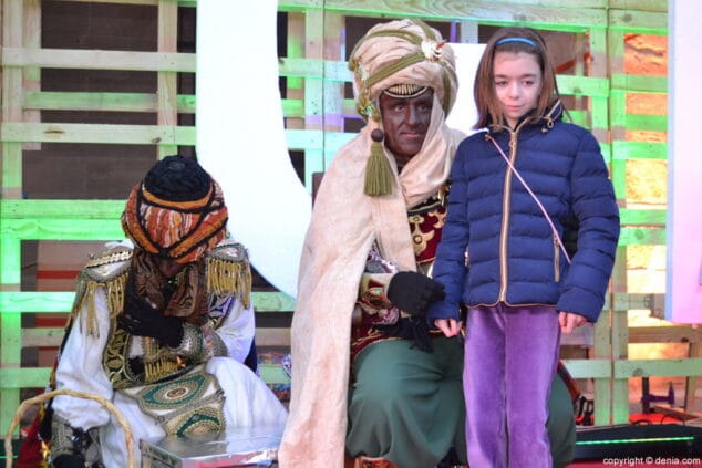 22 visita de los carteros reales a denia una nena con el cartero