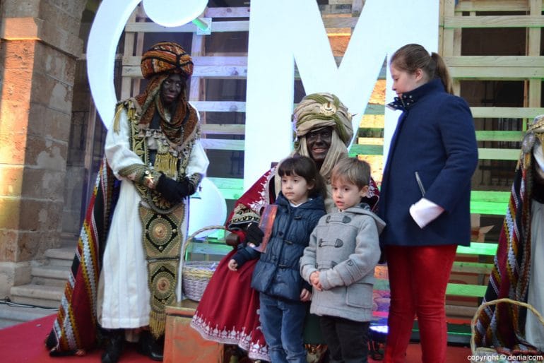 Visita de los Carteros Reales a Dénia - entrega de cartas