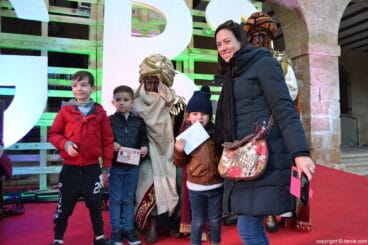 Visita de los Carteros Reales a Dénia – nenes con el cartero real