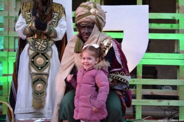 Visita de los Carteros Reales a Dénia – una niña con el cartero