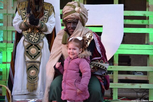 25 visita de los carteros reales a denia una nina con el cartero