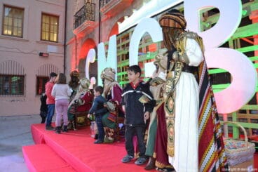 Visita de los Carteros Reales a Dénia – atendiendo a los niños