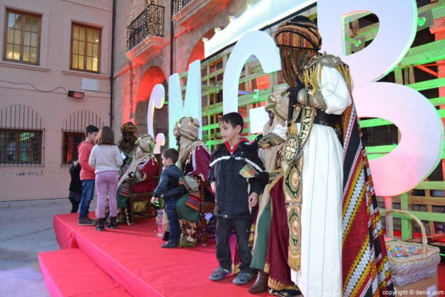 26 visita de los carteros reales a denia atendiendo a los ninos