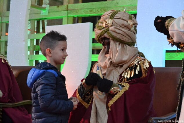 27 visita de los carteros reales a denia un nino entrega su carta
