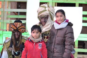 Visita de los Carteros Reales a Dénia – hermanitos con el cartero real