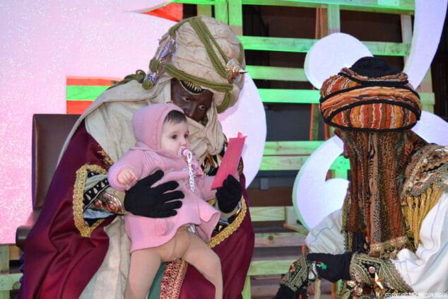 29 visita de los carteros reales a denia un bebe con el cartero real