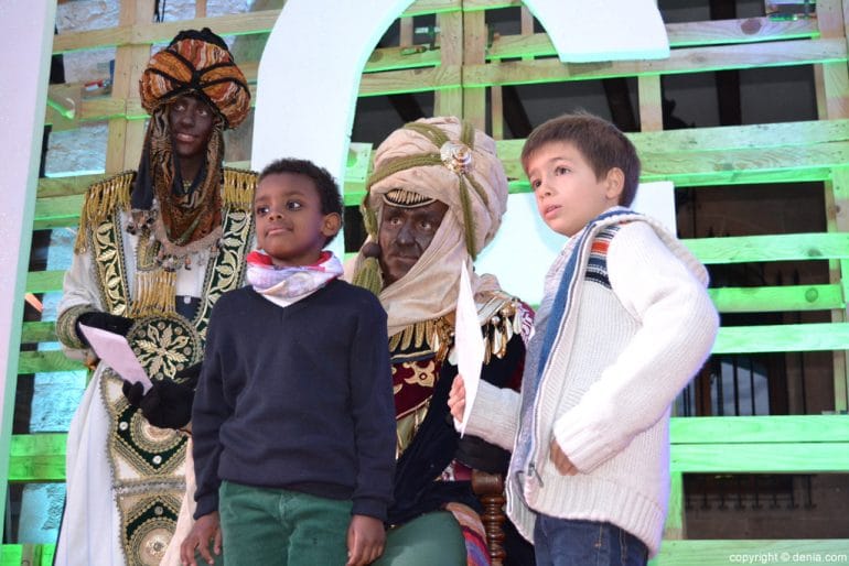 Visita de los Carteros Reales a Dénia - dos niños saludan al cartero