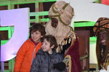Visita de los Carteros Reales a Dénia – hermanos con el paje