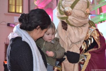 Visita de los Carteros Reales a Dénia – bebé y su madre