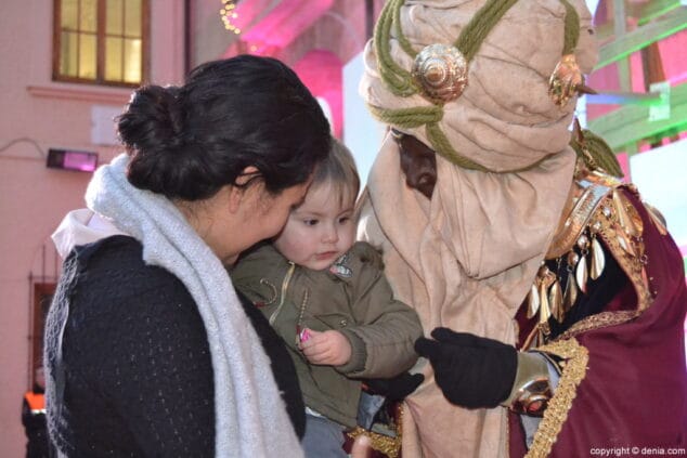 32 visita de los carteros reales a denia bebe y su madre