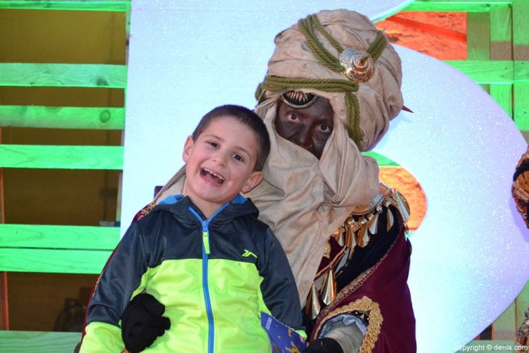 Visita de los Carteros Reales a Dénia - nene con el cartero