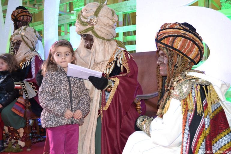 Visita de los Carteros Reales a Dénia - entregando su carta