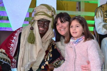 Visita de los Carteros Reales a Dénia – saludando al cartero real