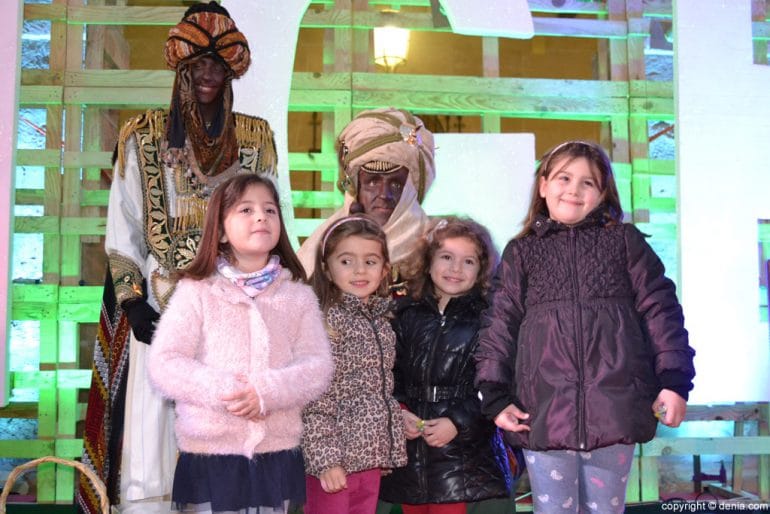 Visita de los Carteros Reales a Dénia - niñas con el cartero