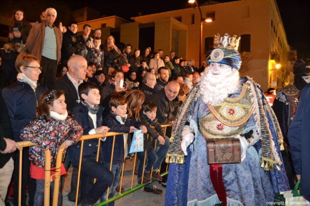 80 cabalgata reyes magos denia 2017 melchorsaludando