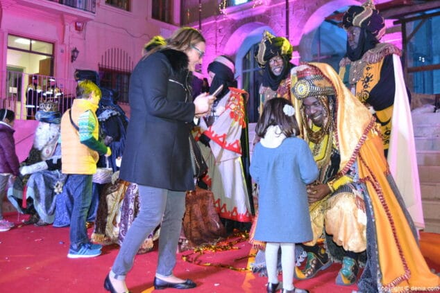 87 cabalgata reyes magos denia 2017 saludando a los ninos