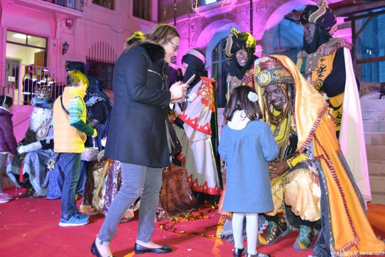 Cabalgata Reyes Magos Dénia 2017 - Saludando a los niños