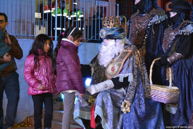 Cabalgata Reyes Magos Dénia 2017 - Saludando a los niños