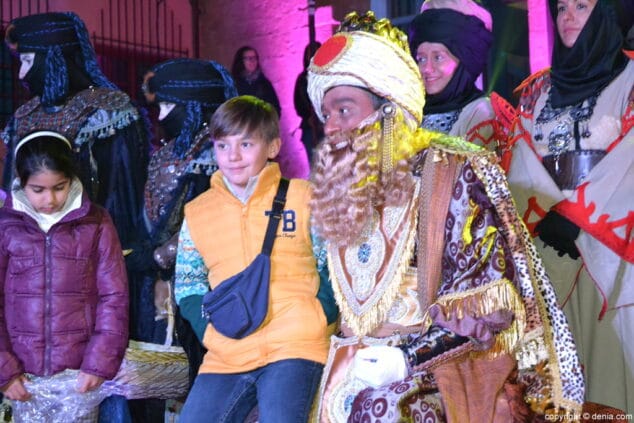 89 cabalgata reyes magos denia 2017 saludando a los ninos
