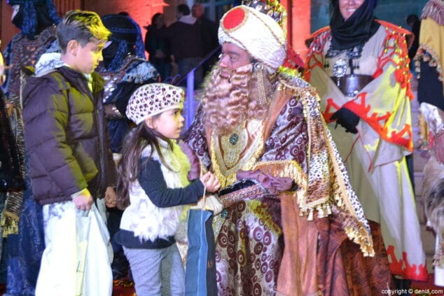 91 cabalgata reyes magos denia 2017 saludando a los ninos