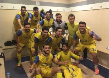 alegria en el vestuario del denia futsal tras ganar en leganes