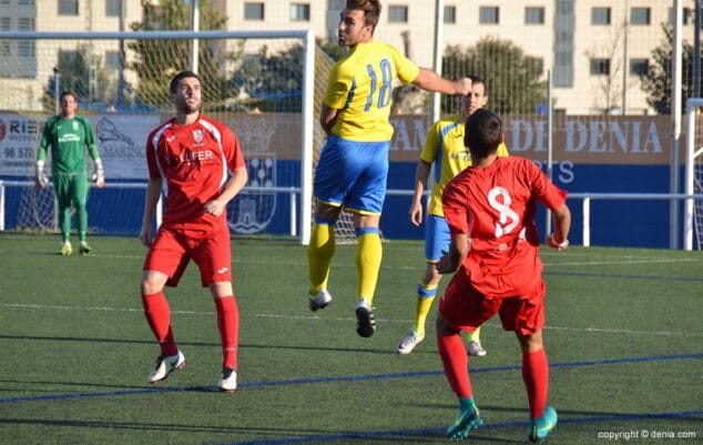 alex gaya disputando un balon de cabeza