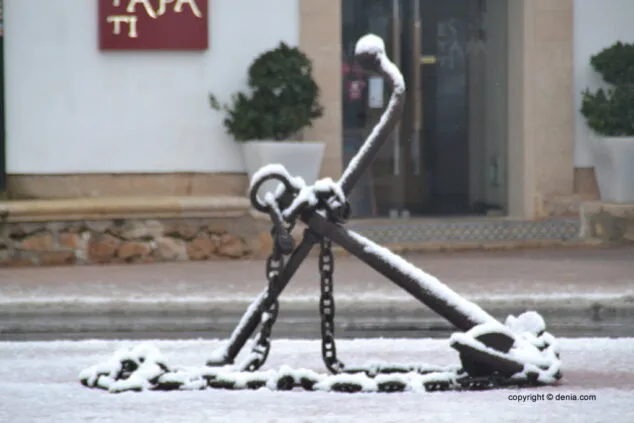 Estampa de Dénia tras la intensa nevada caída a primera hora de la mañana 3 ancla con nieve