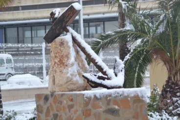Ancla del puerto con nieve