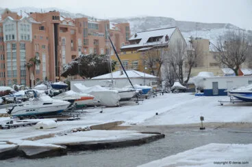 Antigua rampa de astilleros nevada