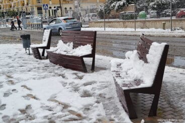 Bancos de Joan Fuster llenos de nieve