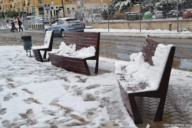 Estampa de Dénia tras la intensa nevada caída a primera hora de la mañana 14 bancos de joan fuster llenos de nieve