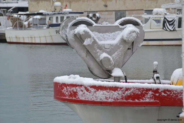 Estampa de Dénia tras la intensa nevada caída a primera hora de la mañana 15 barca con nieve