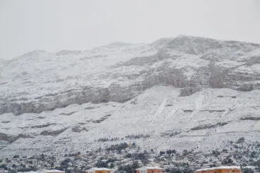 Bella estampa del Montgó nevado