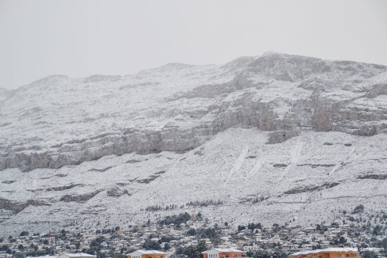Bella estampa del Montgó nevado