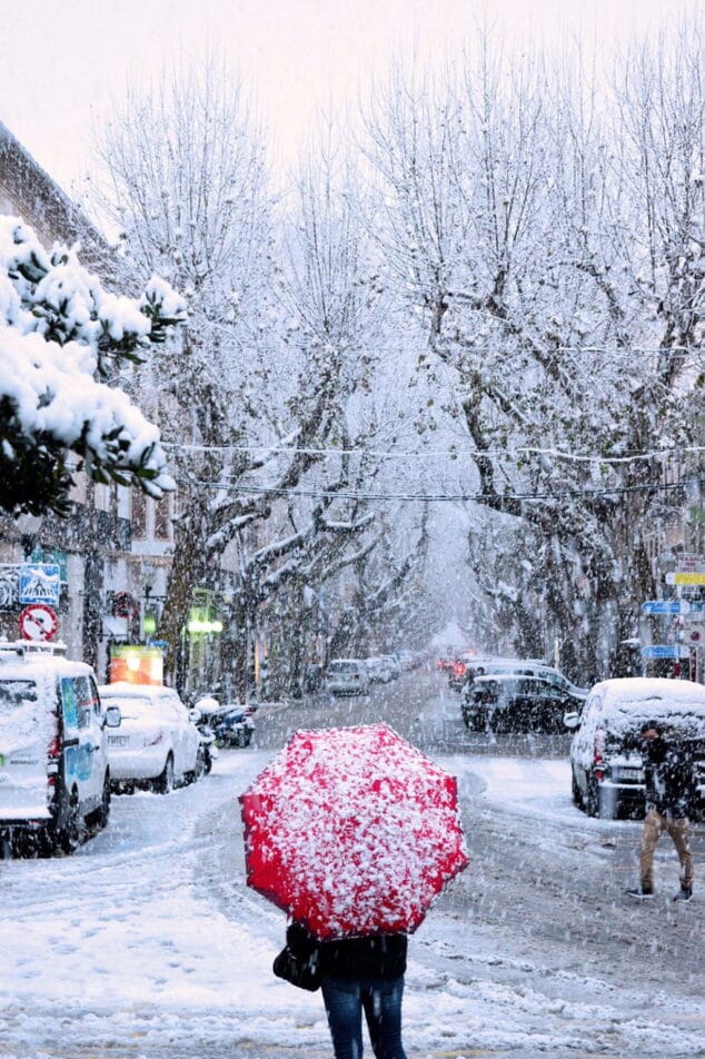 bonita imagen nevada de la calle marques de campo