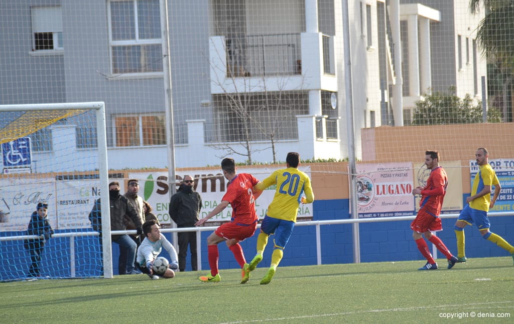 El CD Dénia venció a la UD Canals en un partido de poco fútbol (1-0) 1 buena intervencion del portero de la ud canals