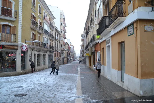 Estampa de Dénia tras la intensa nevada caída a primera hora de la mañana 20 calle diana nevada