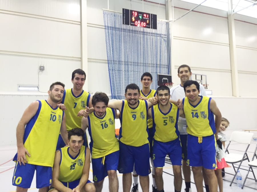 El Dénia Básquet se llevó el derbi de Primera Zonal ante el CB Benissa (54-62) 1 carlos vila con sus chicos del equipo zonal