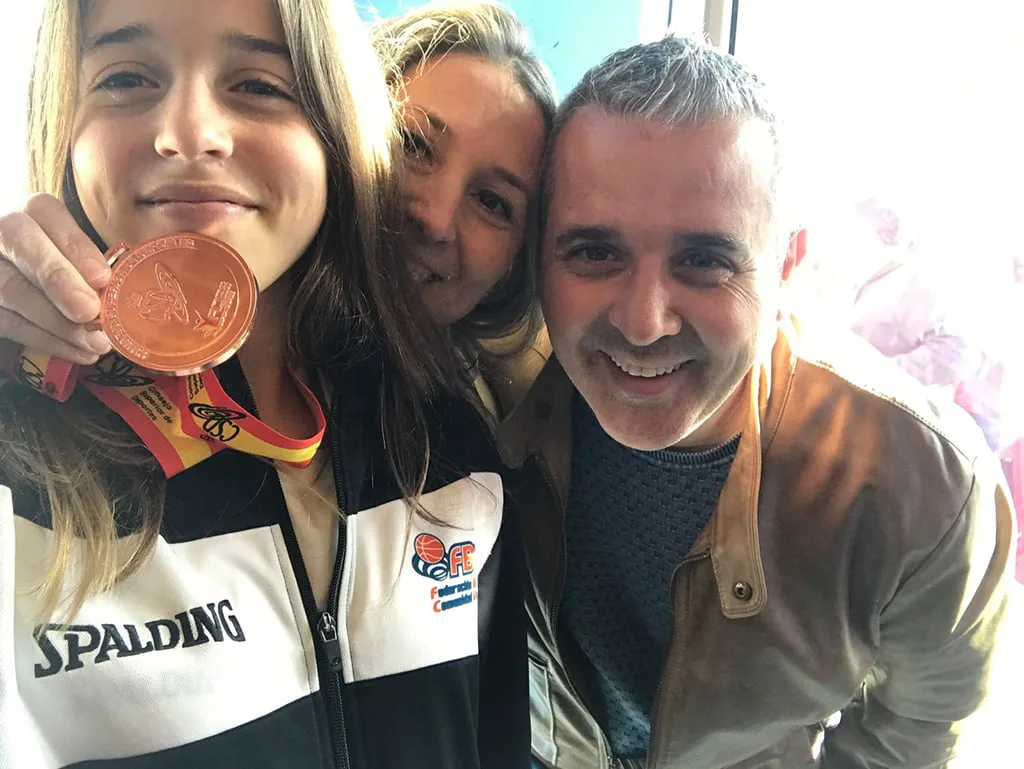 Bronce para las Selecciones Valencianas infantiles de baloncesto en el Nacional 1 carmen coll con sus padres