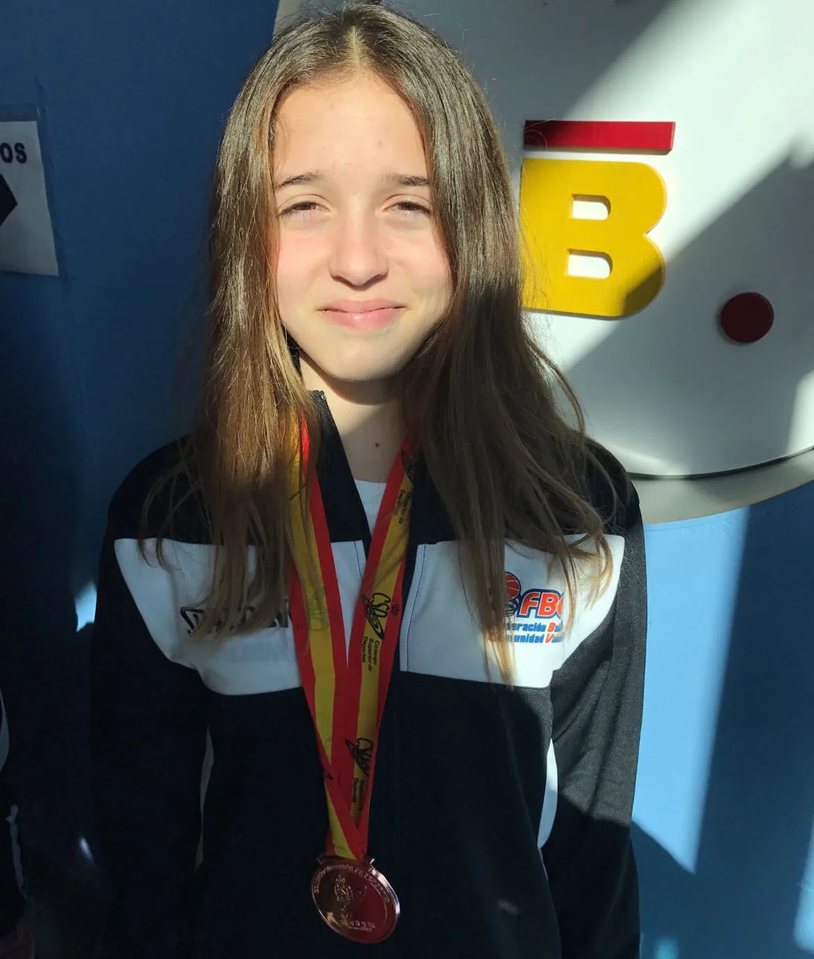 Bronce para las Selecciones Valencianas infantiles de baloncesto en el Nacional 2 carmen coll luciendo medalla de bronce