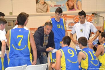 clavero dando instrucciones a sus hombres