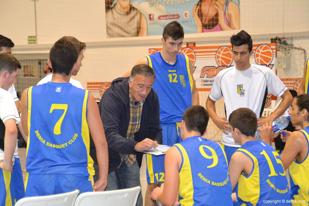 Doble triunfo para los juniors del Dénia Básquet ante el CB Horta Godella y CB Xàtiva 1 clavero dando instrucciones a sus hombres