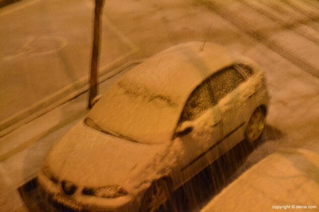 coche cubierto de nieve