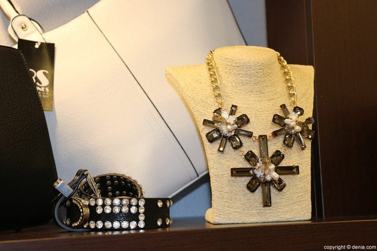 Complementos negro Blannes Boutique