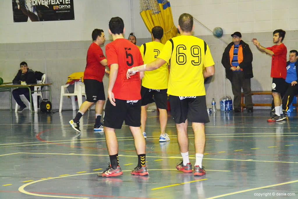 david moruno defendiendo al pivot rival