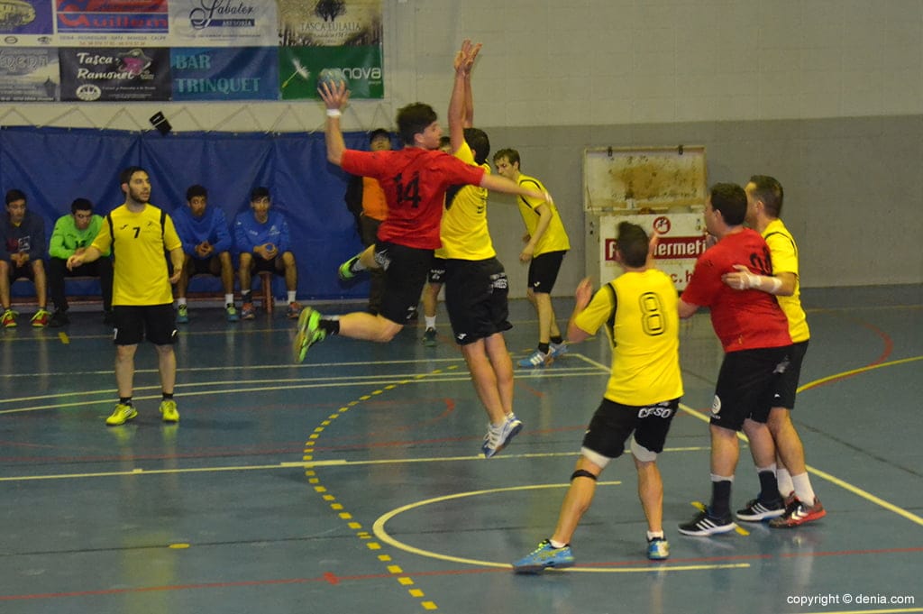 El Garbi Dénia y CB Santa Pola jugaron un partido muy intenso (26-26) 1 david salanova taponando un tiro