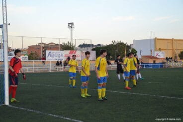 defensa del cd denia juvenil durante un partido