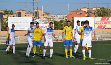 defensa del cd llosa ante los delanteros del denia
